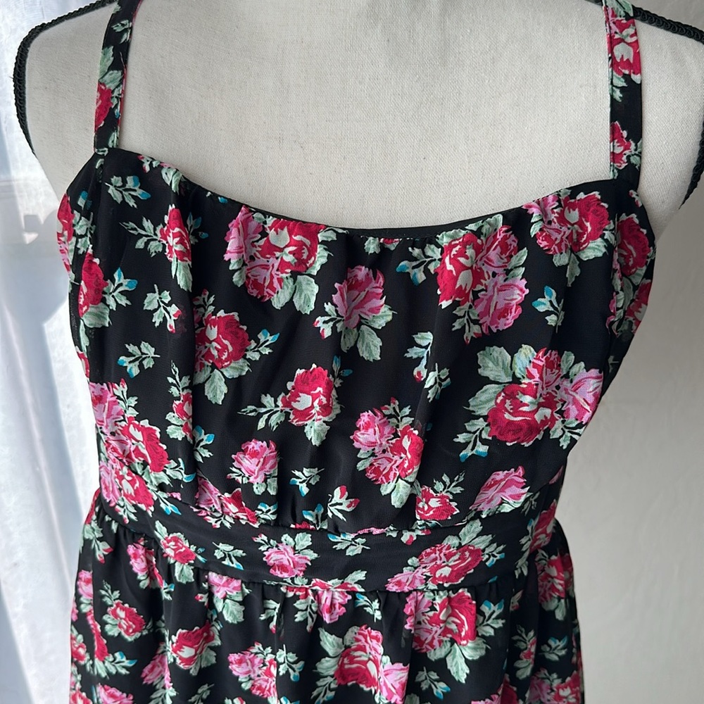 Torrid ruched front stretch empire waist tank black with floral size 1 - Picture 2 of 4
